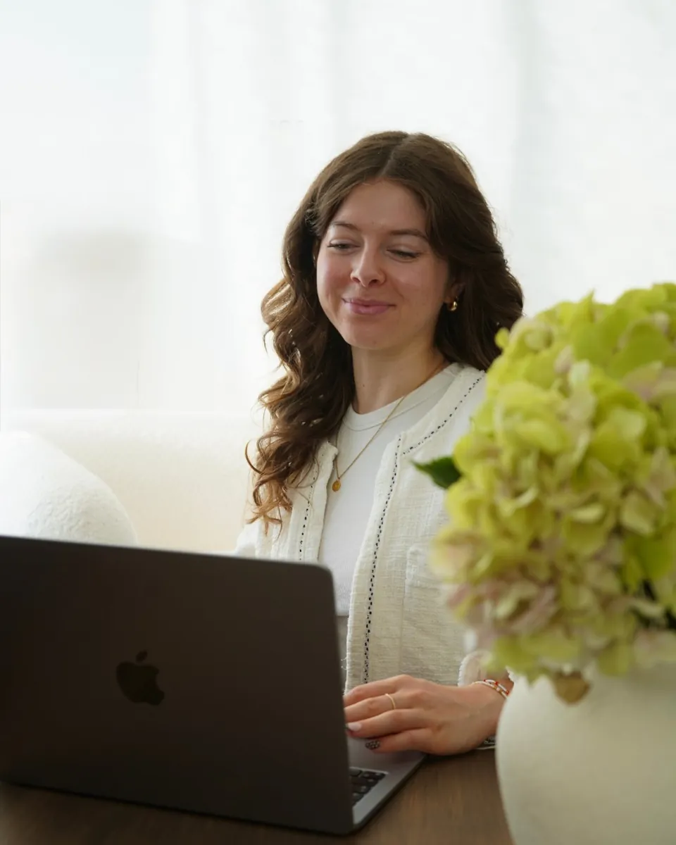 Manon Pelletier, community manager à Marseille, travaille sur son ordinateur