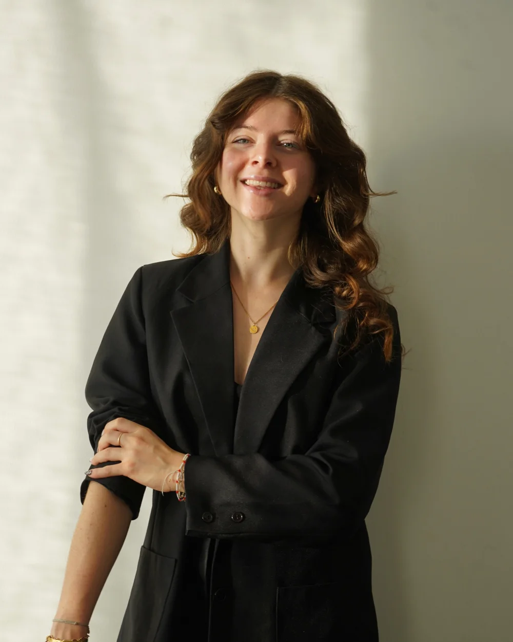 Manon Pelletier, community manager et fondatrice de Solya Creative, en blazer noir