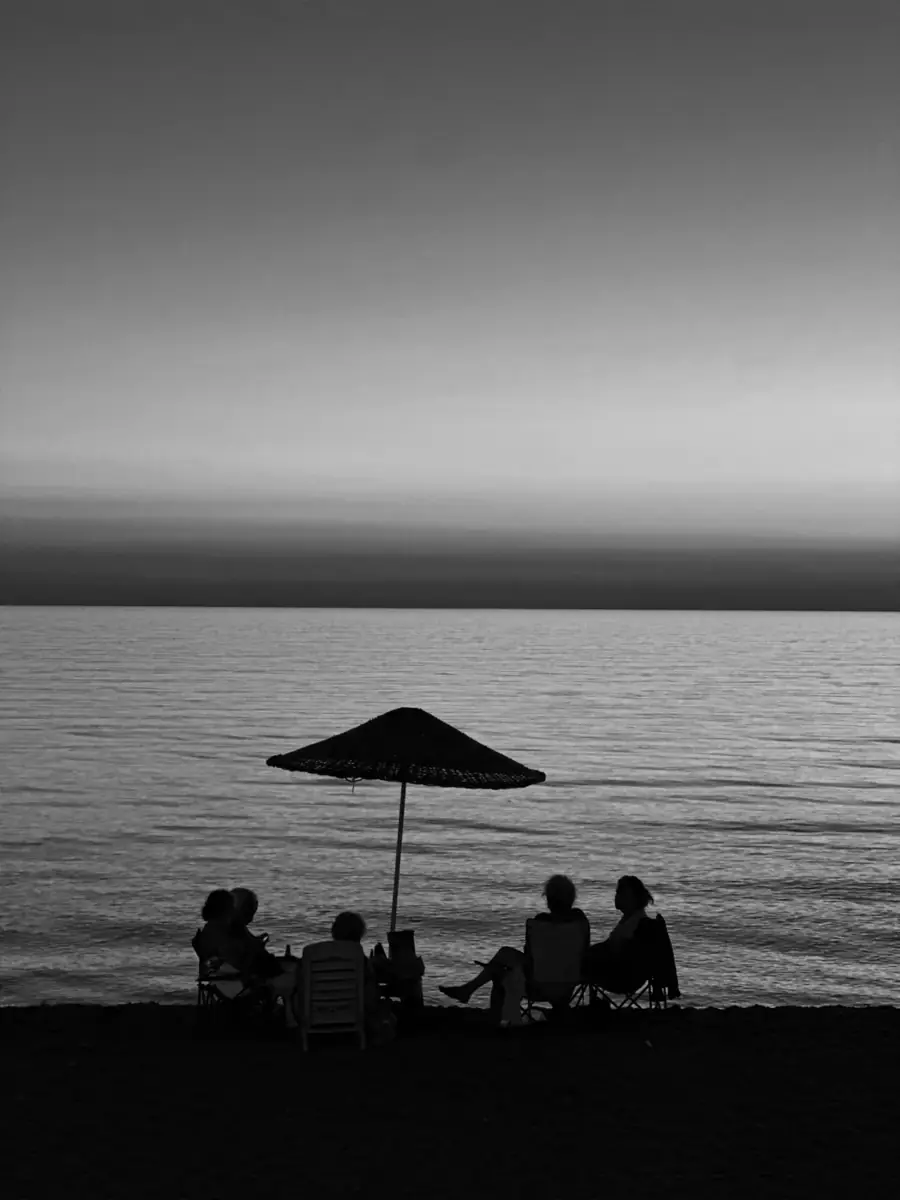 Plage au coucher du soleil, en noir et blanc