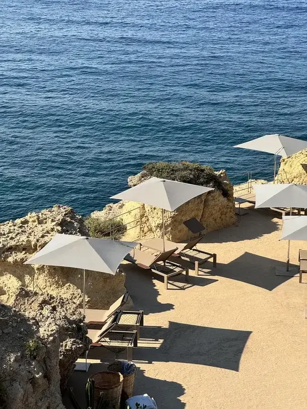 Parasols au bord de la Méditerranée, ambiance solaire de Solya Creative, community manager à Marseille
